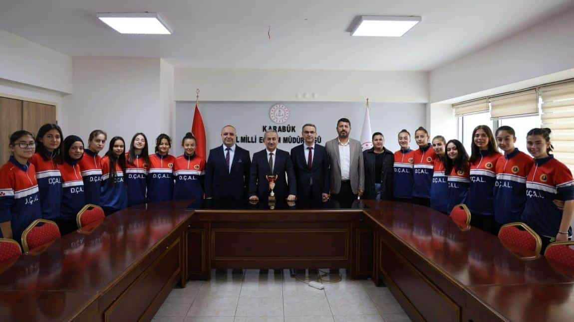 Türkiye Üçüncüsü Olan Kız Futbol Takımımız İl Millî Eğitim Müdürümüz Nevzat AKBAŞ'ı Ziyaret Etti.